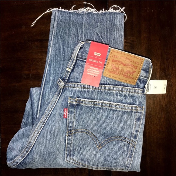 Levi’s Wedgie Fit Jeans with Patch — Joshua Tree - Picture 2 of 5